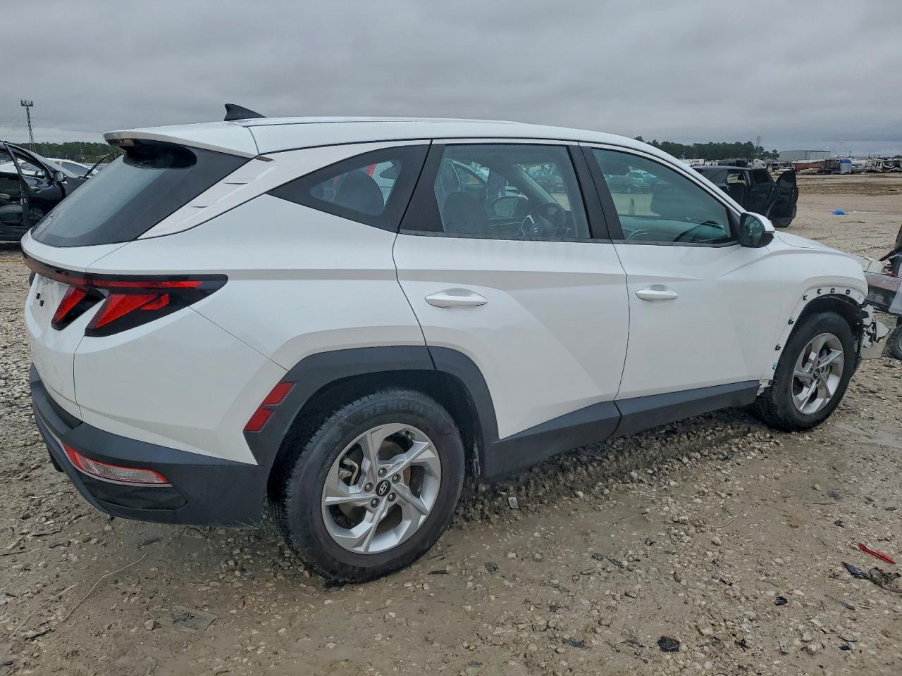 2022 HYUNDAI TUCSON SE photo 3