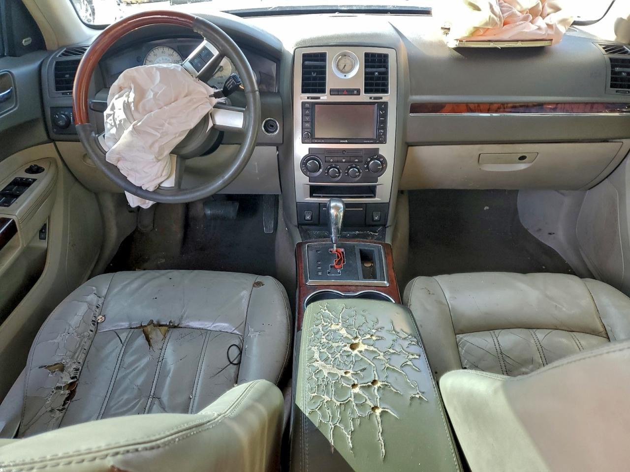 2010 CHRYSLER 300C photo 8