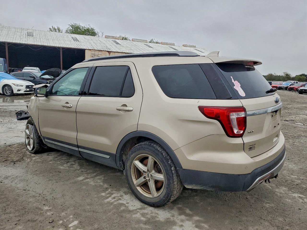 2017 FORD EXPLORER XLT photo 4