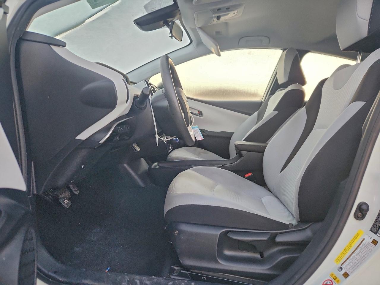 2017 TOYOTA PRIUS TWO photo 7