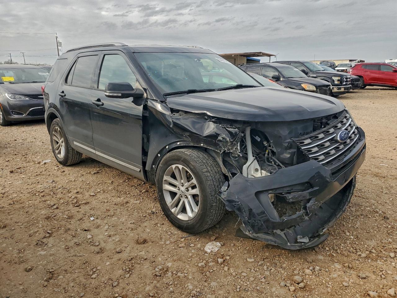 2017 FORD EXPLORER XLT photo 4