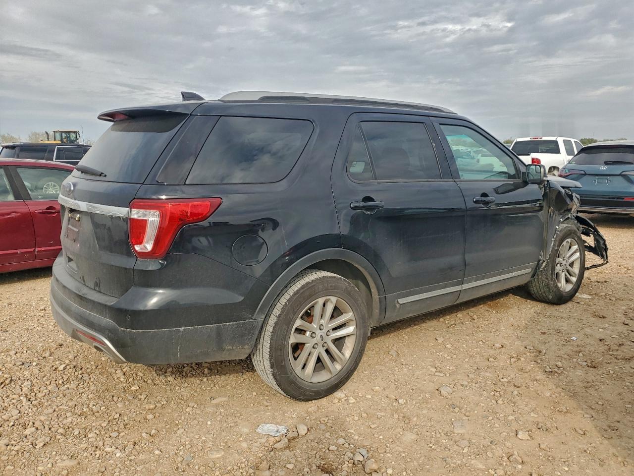 2017 FORD EXPLORER XLT photo 3