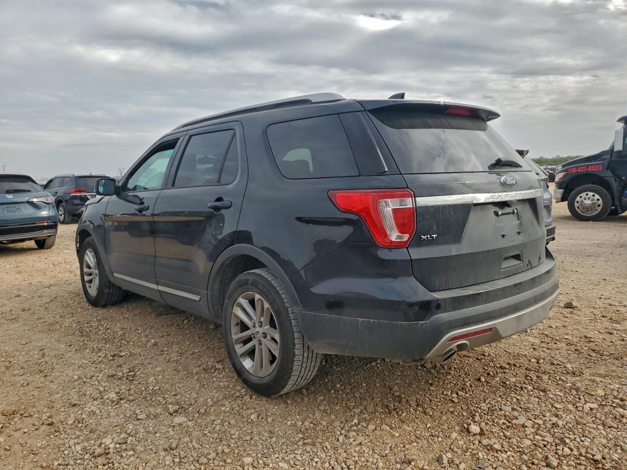 2017 FORD EXPLORER XLT photo 2