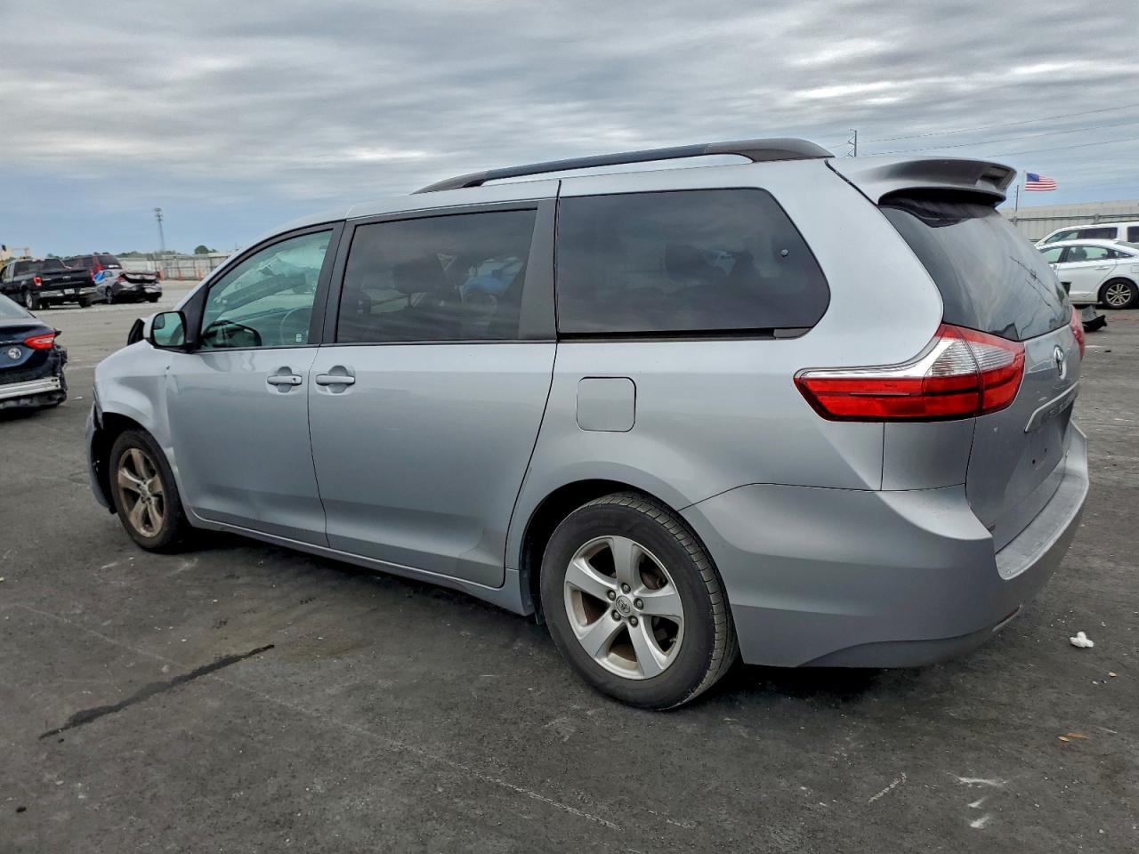 2015 TOYOTA SIENNA LE 8 PASSENGER photo 3