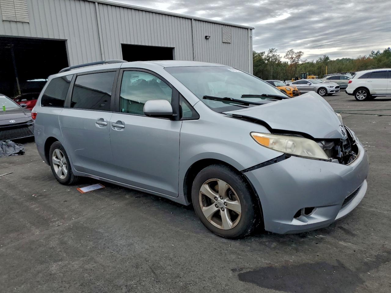2015 TOYOTA SIENNA LE 8 PASSENGER photo 7