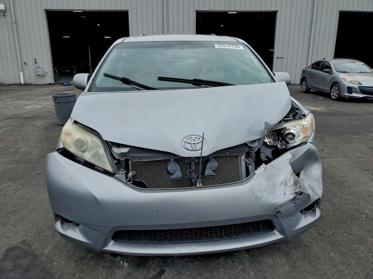 2015 TOYOTA SIENNA LE 8 PASSENGER photo 9