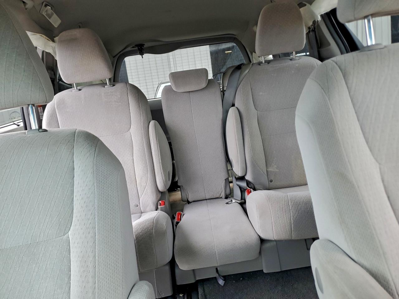 2015 TOYOTA SIENNA LE 8 PASSENGER photo 19