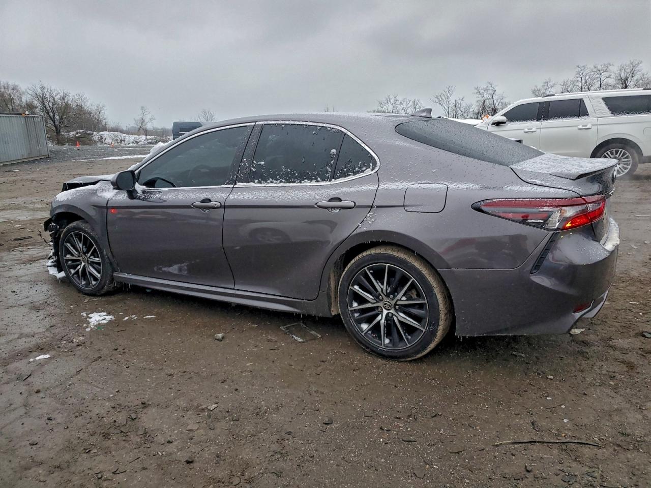 2021 TOYOTA CAMRY SE photo 3