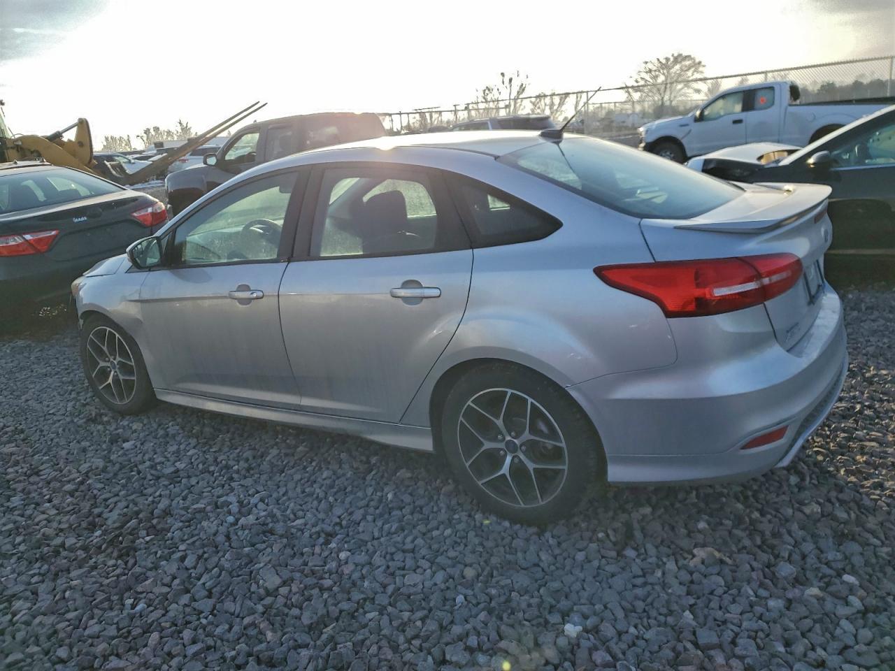 2015 FORD FOCUS SE photo 2
