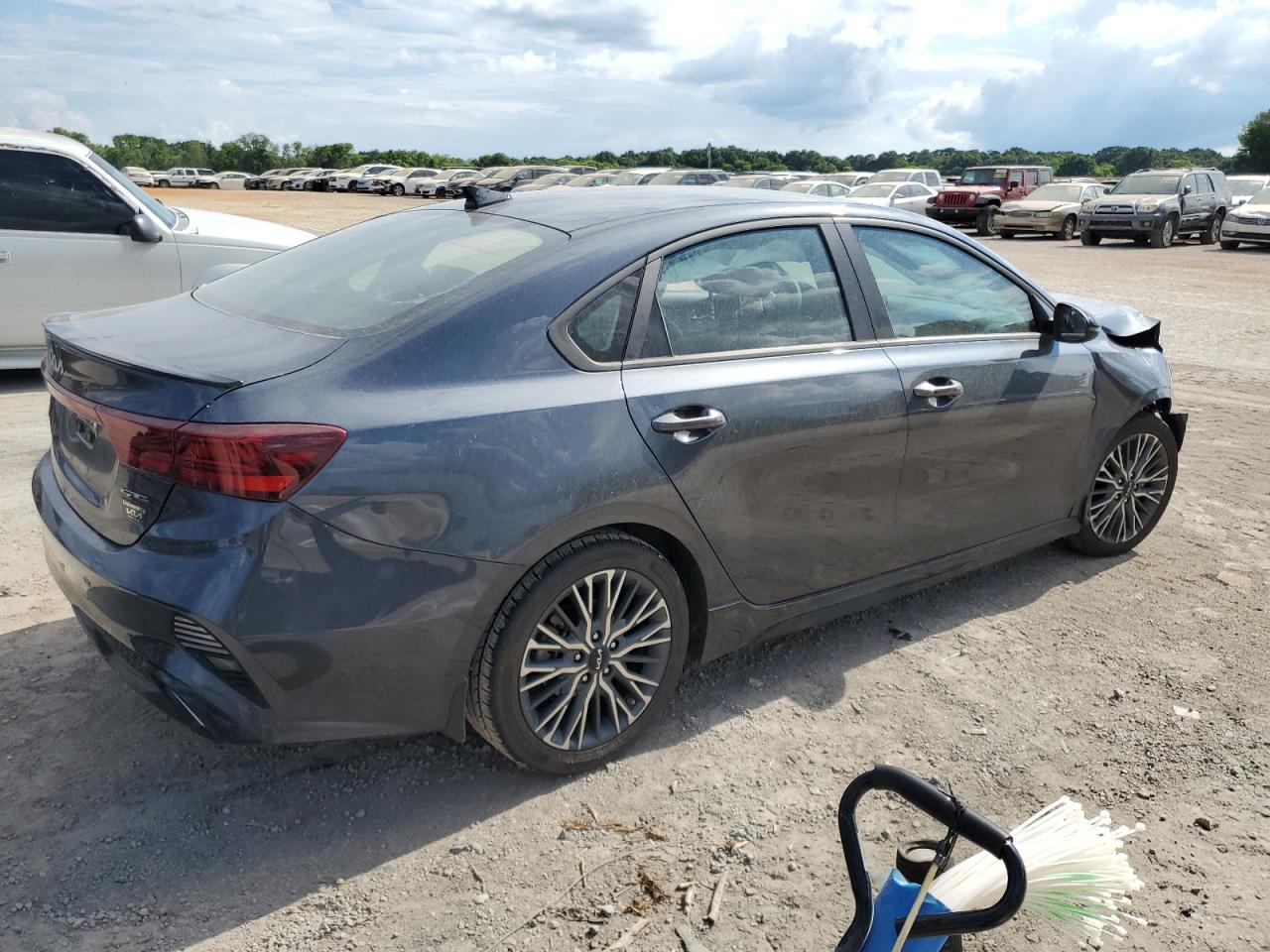 2023 KIA FORTE GT LINE photo 3