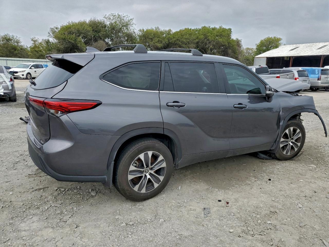 2023 TOYOTA HIGHLANDER XLE photo 7