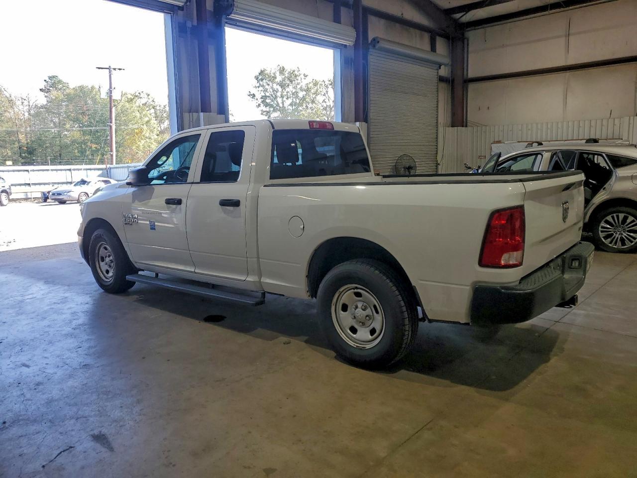 2019 RAM 1500 CLASSIC TRADESMAN photo 3