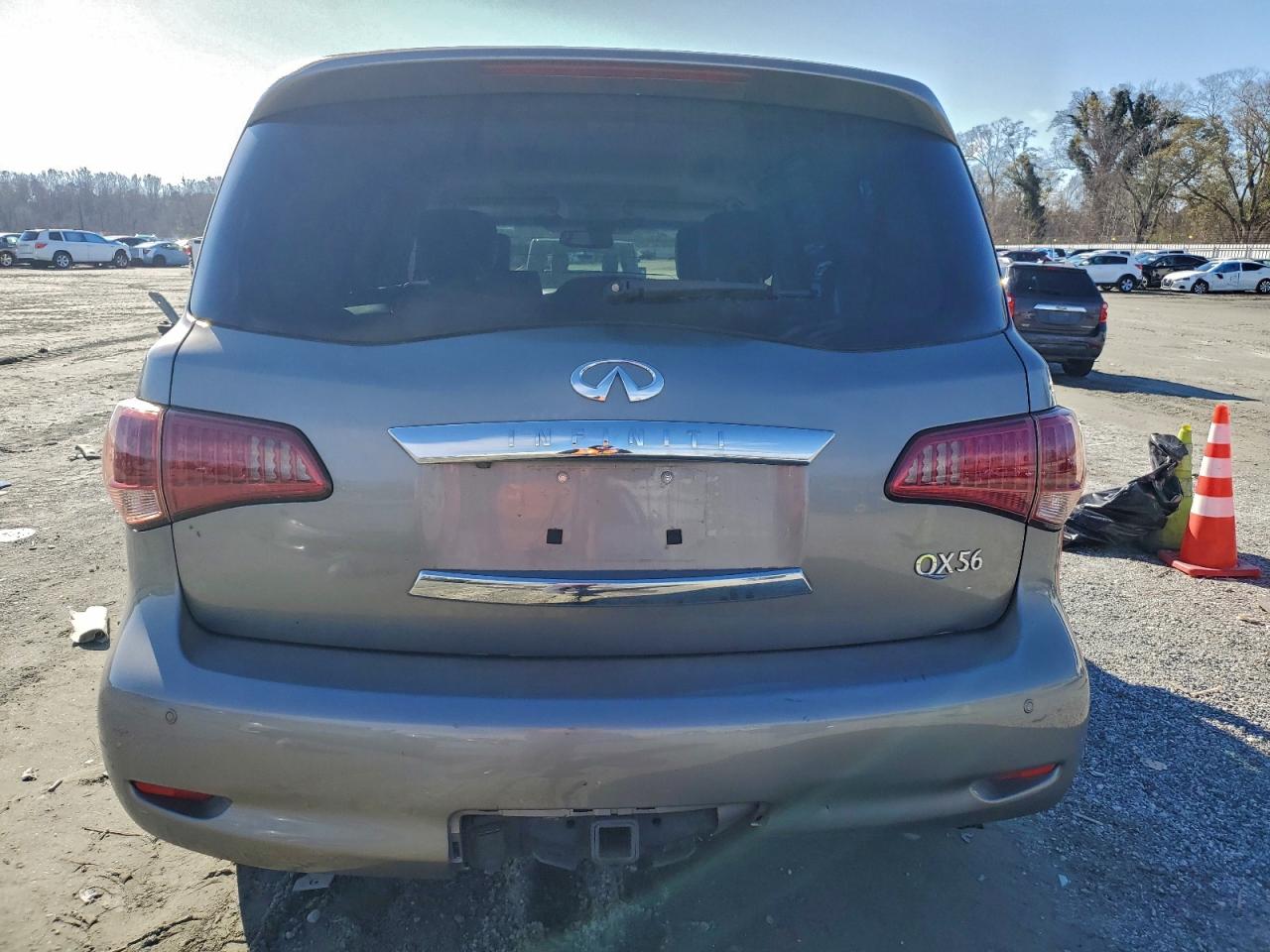 2012 INFINITI QX56 photo 11