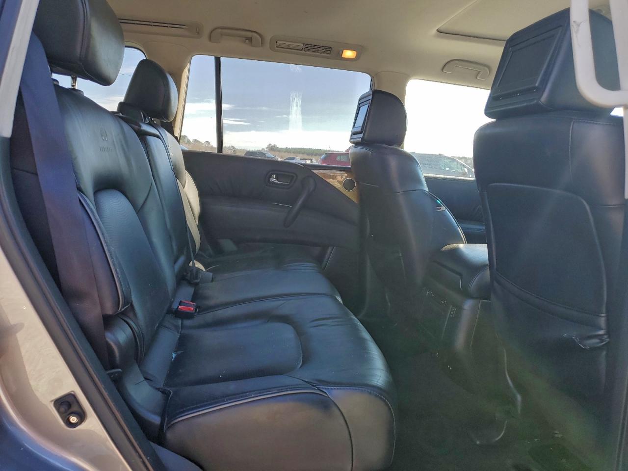 2012 INFINITI QX56 photo 21