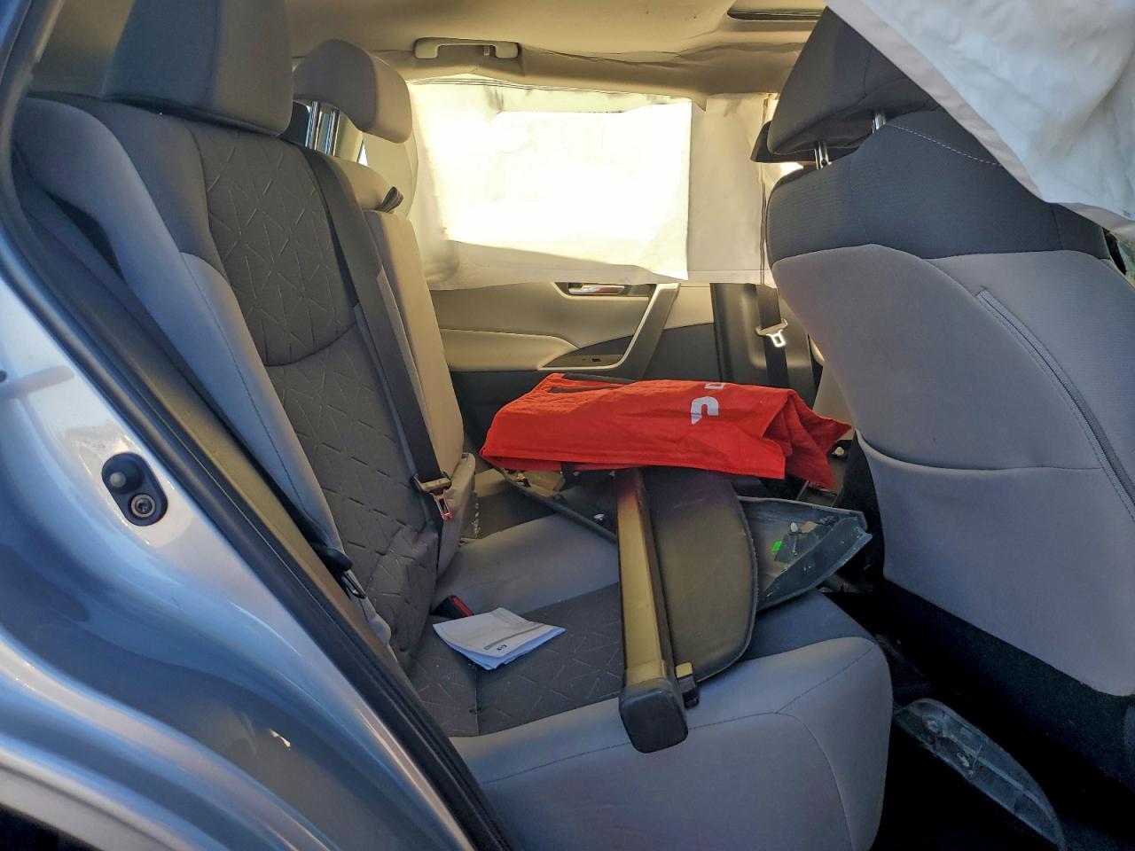 2022 TOYOTA RAV4 XLE photo 21