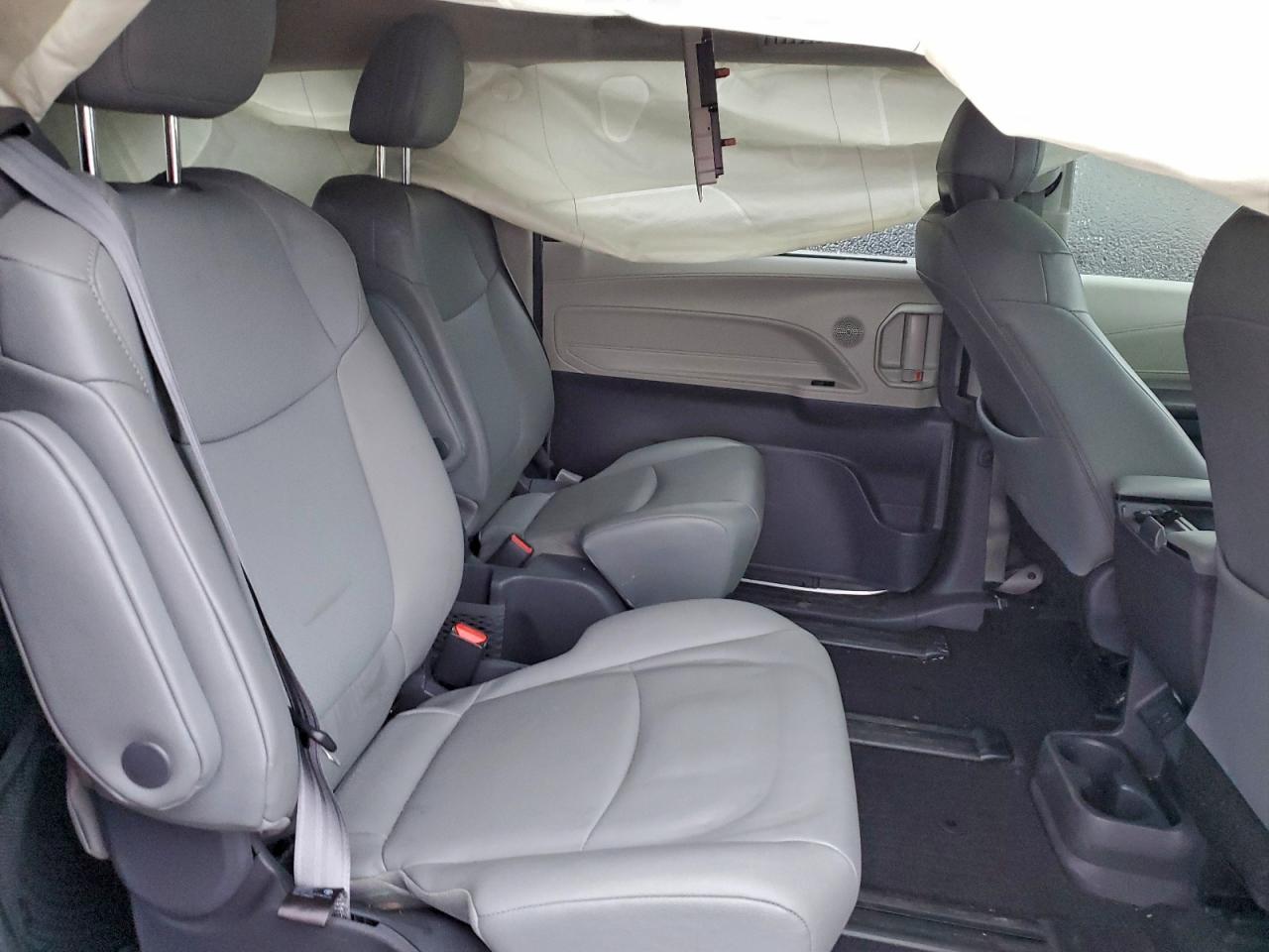 2021 TOYOTA SIENNA XLE photo 21
