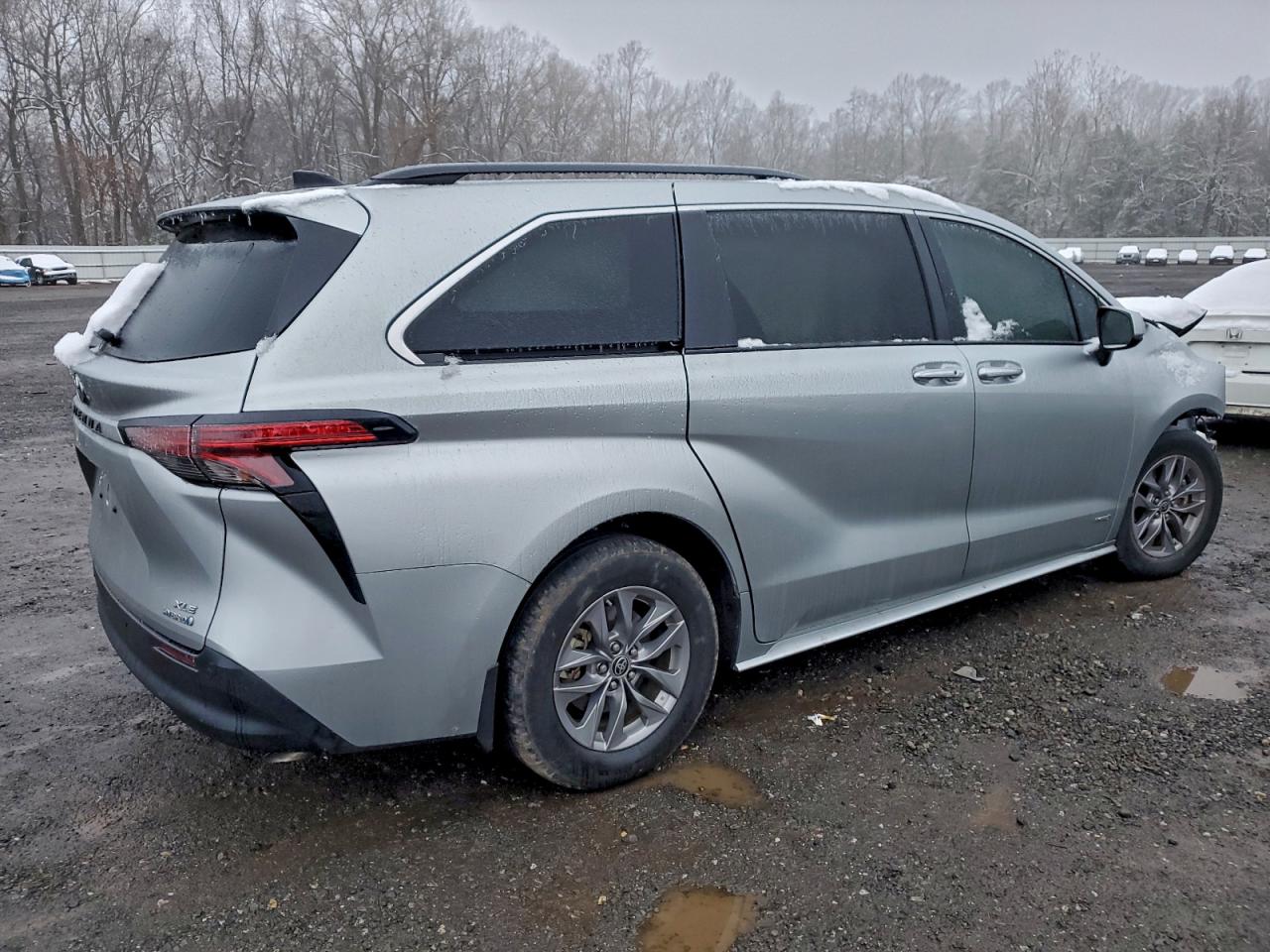 2021 TOYOTA SIENNA XLE photo 5