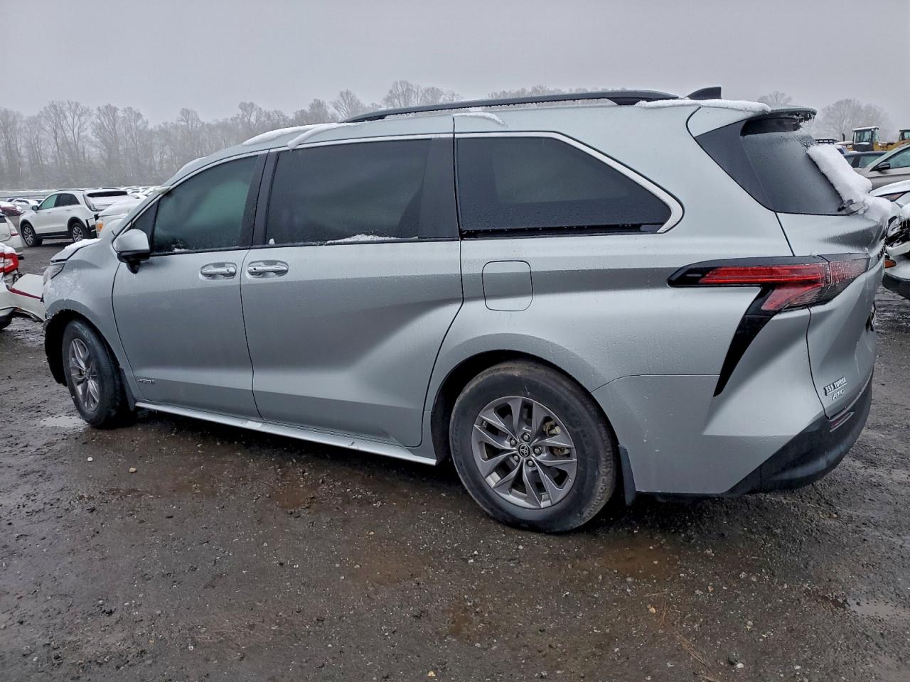 2021 TOYOTA SIENNA XLE photo 3