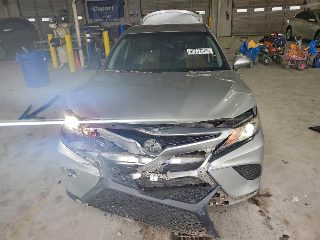 2018 TOYOTA CAMRY SE photo 17