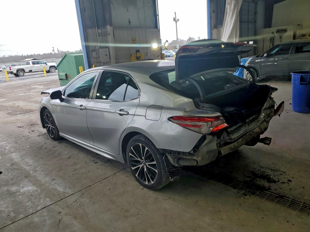 2018 TOYOTA CAMRY SE photo 5