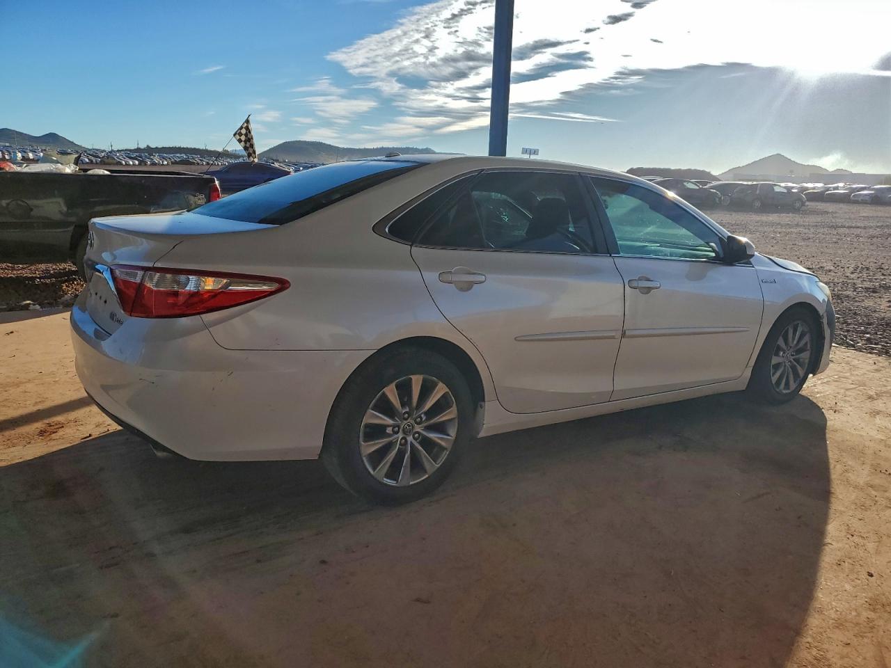 2015 TOYOTA CAMRY HYBRID photo 3