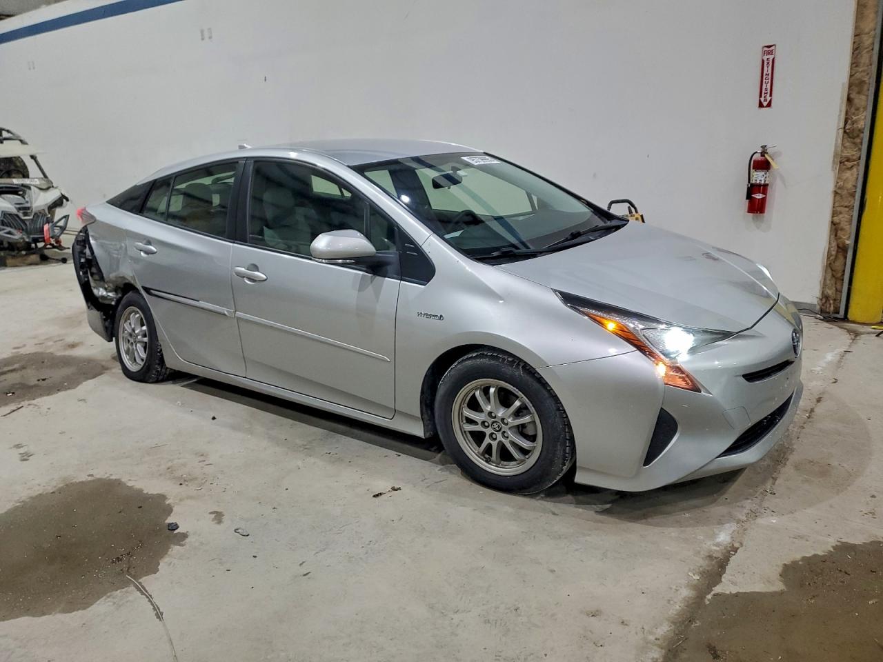 2016 TOYOTA PRIUS TWO photo 7
