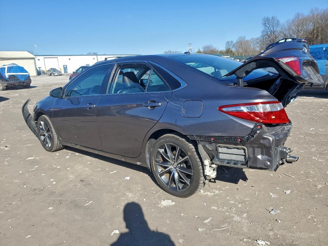 2015 TOYOTA CAMRY LE photo 3