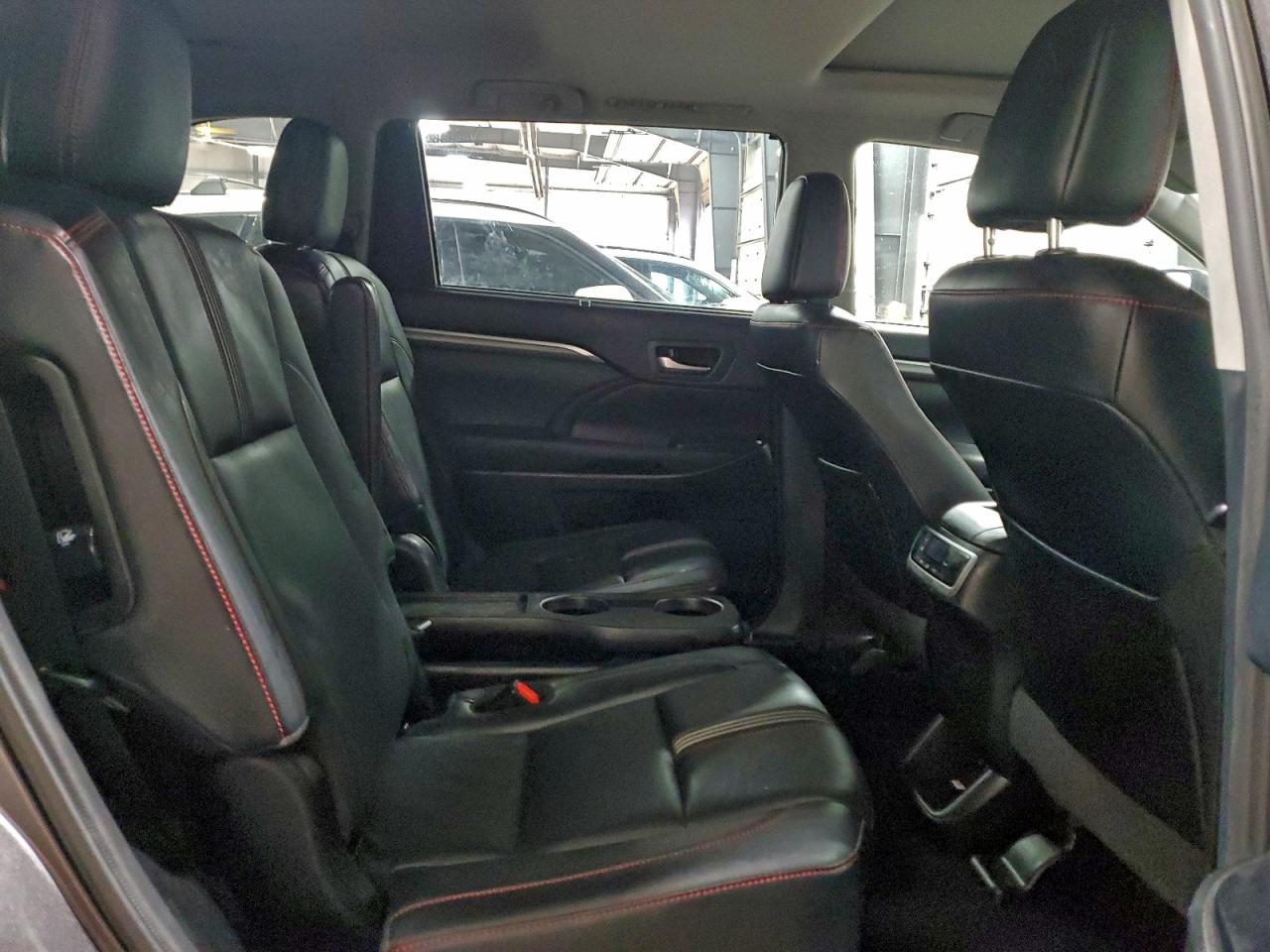 2019 TOYOTA HIGHLANDER SE photo 11
