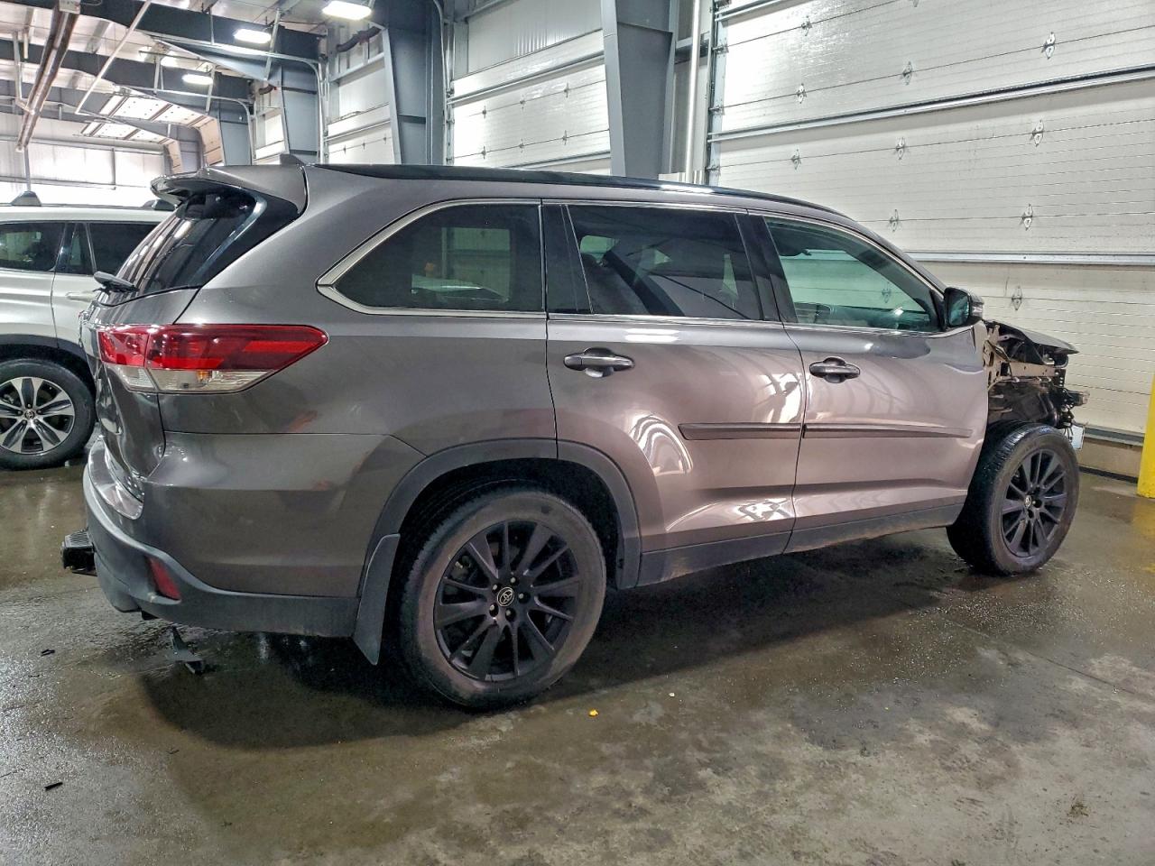 2019 TOYOTA HIGHLANDER SE photo 3
