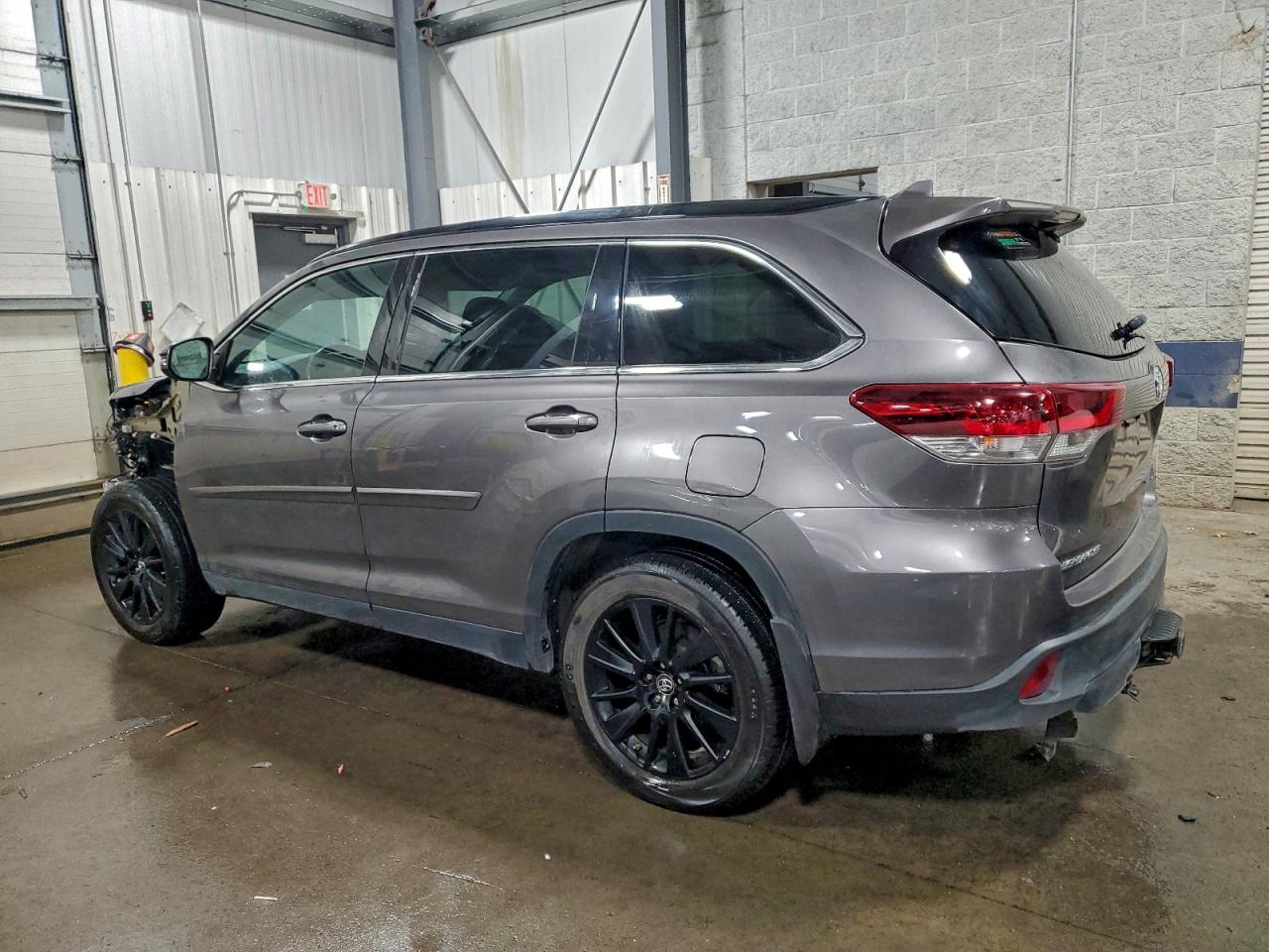 2019 TOYOTA HIGHLANDER SE photo 2