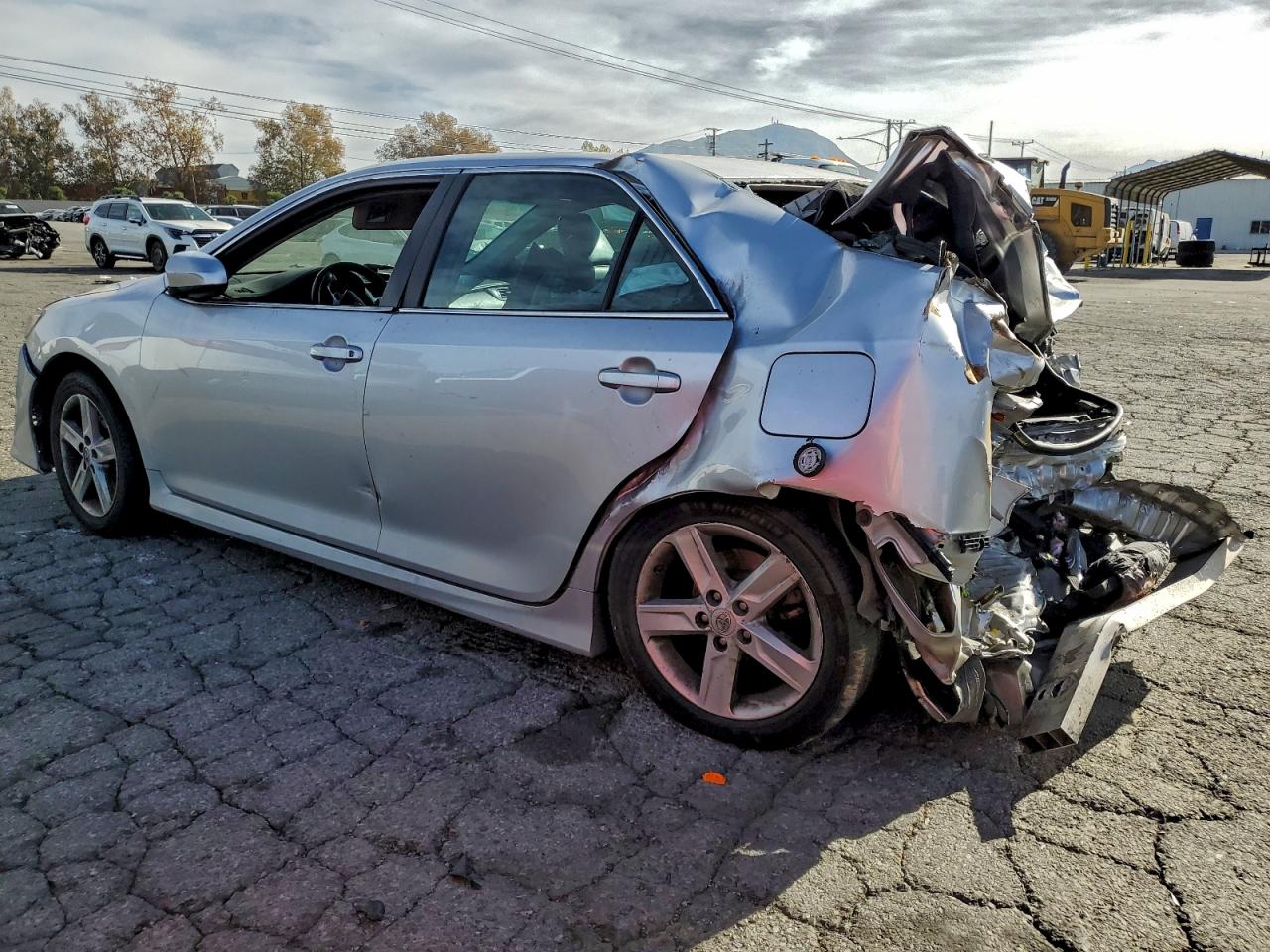 2014 TOYOTA CAMRY L photo 4