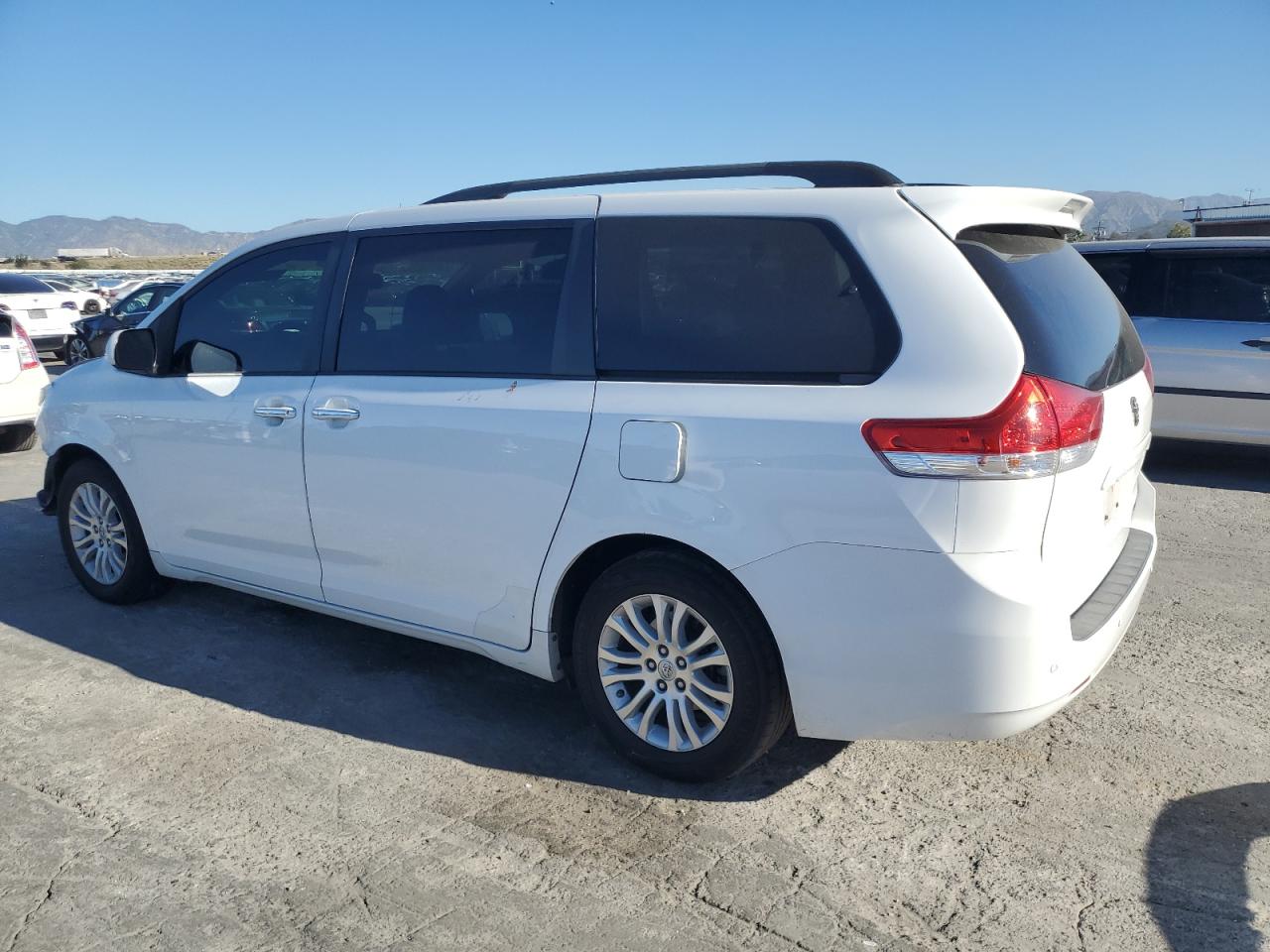 2014 TOYOTA SIENNA XLE photo 3