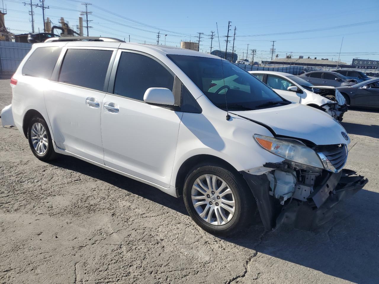 2014 TOYOTA SIENNA XLE photo 7