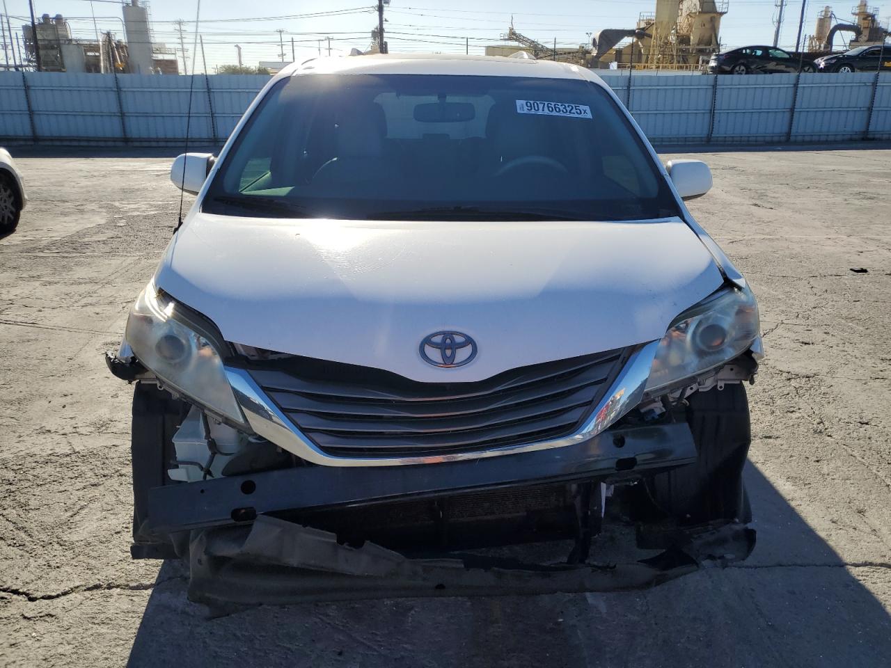 2014 TOYOTA SIENNA XLE photo 9