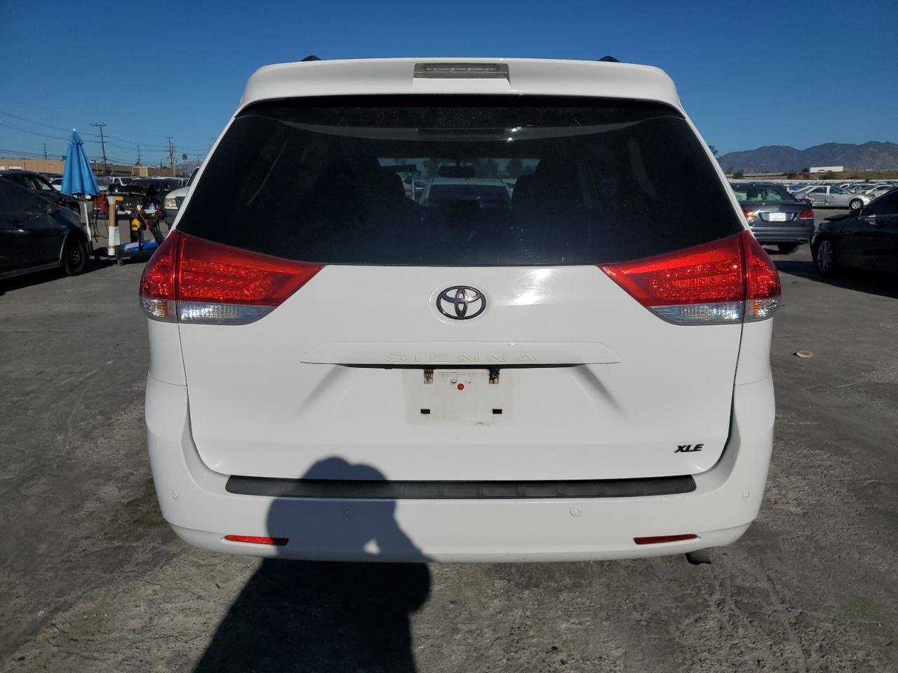 2014 TOYOTA SIENNA XLE photo 11