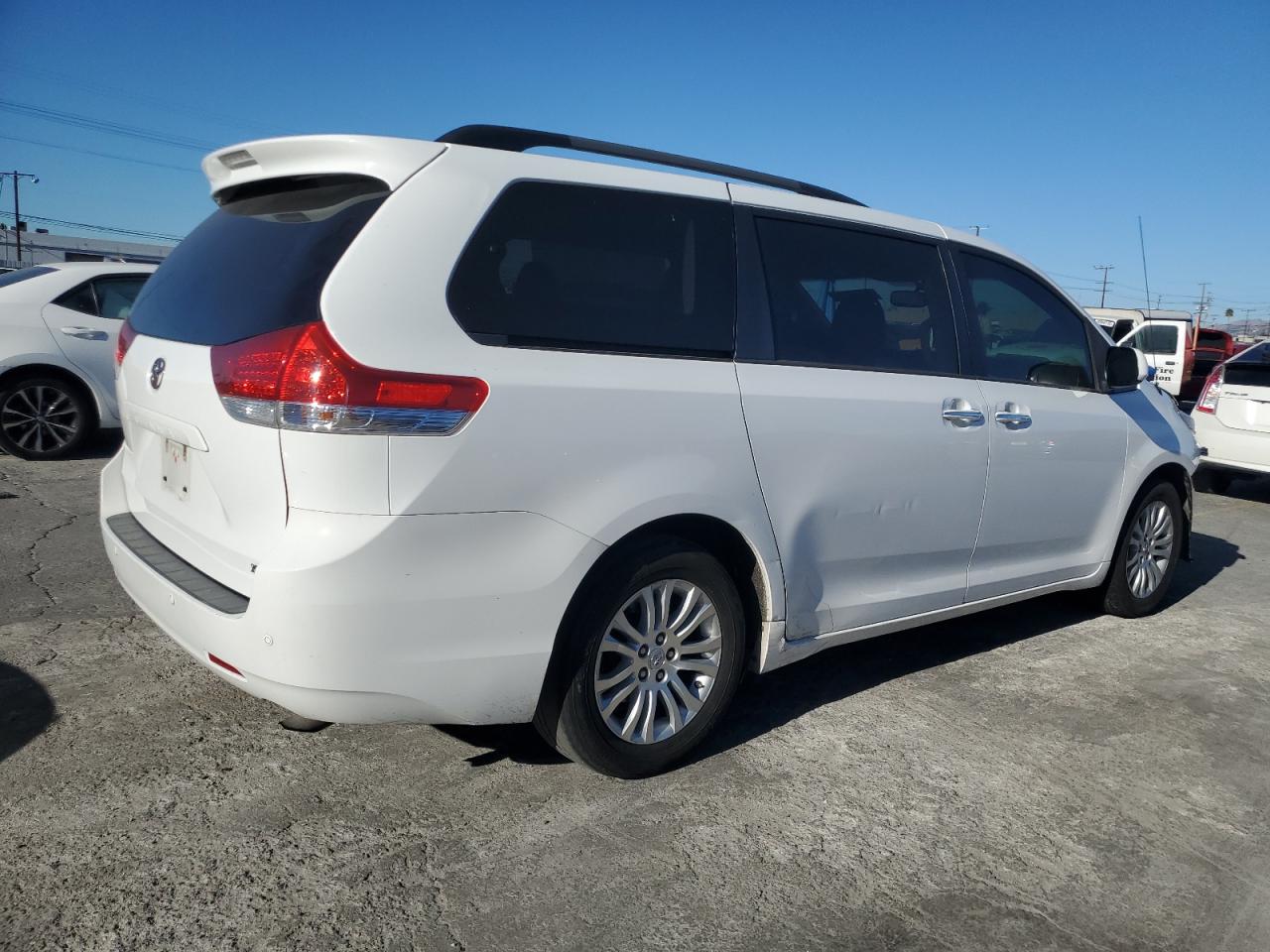 2014 TOYOTA SIENNA XLE photo 5