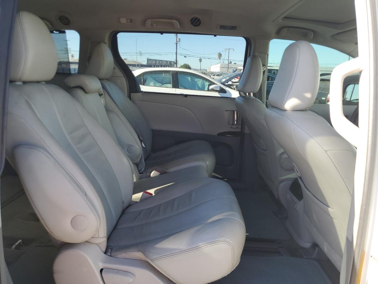 2014 TOYOTA SIENNA XLE photo 21