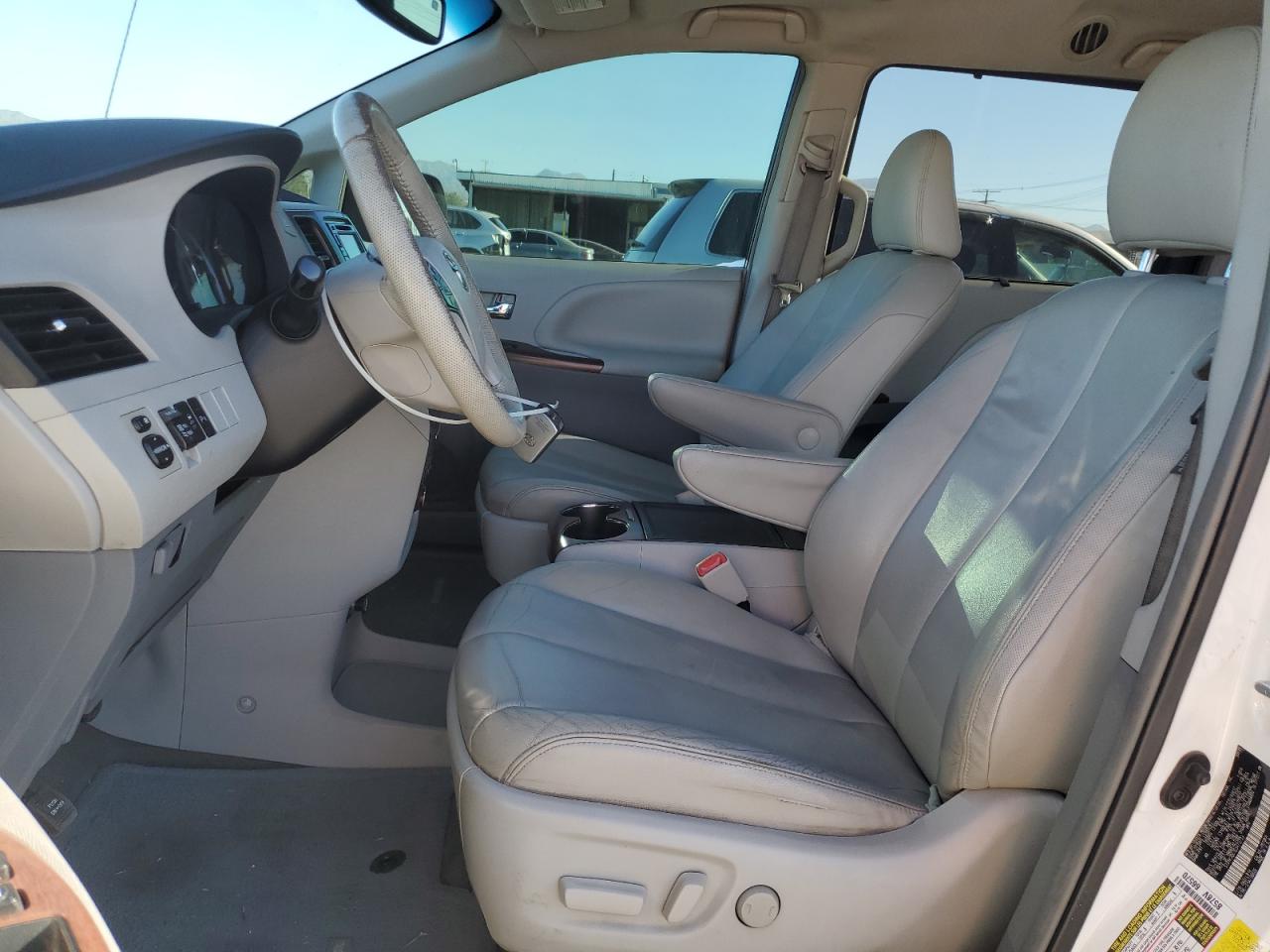 2014 TOYOTA SIENNA XLE photo 13