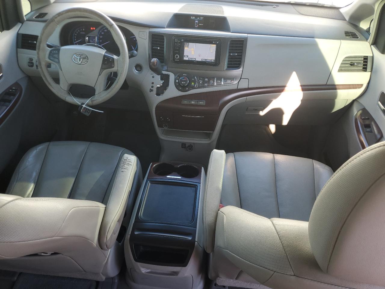 2014 TOYOTA SIENNA XLE photo 15