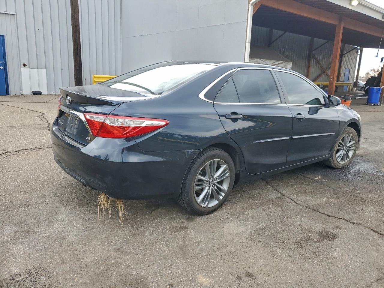 2017 TOYOTA CAMRY LE photo 3
