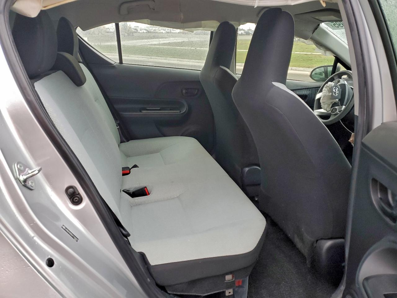 2016 TOYOTA PRIUS C photo 10