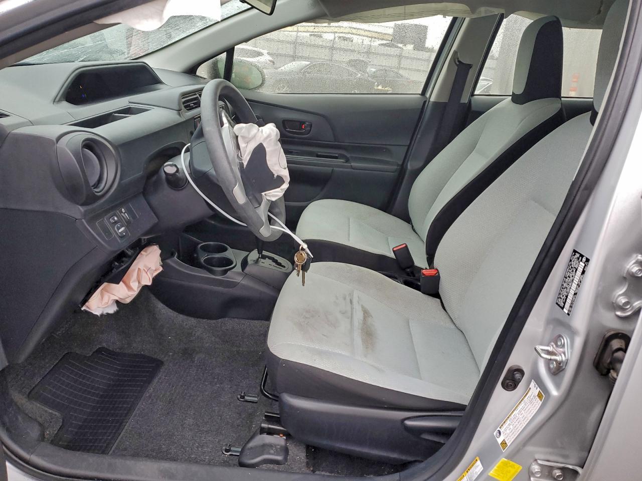 2016 TOYOTA PRIUS C photo 7