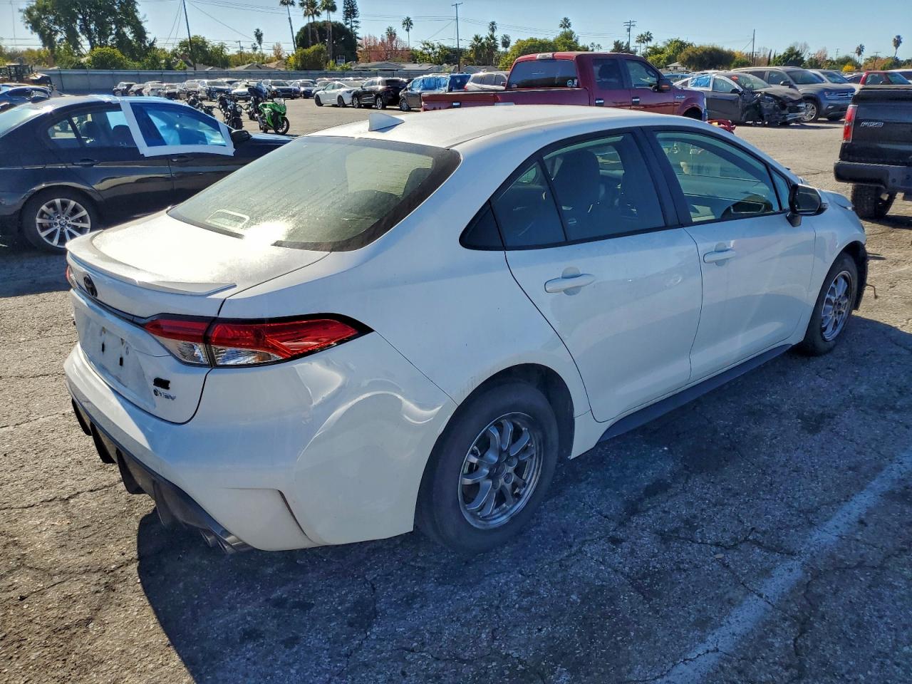 2025 TOYOTA COROLLA LE photo 3