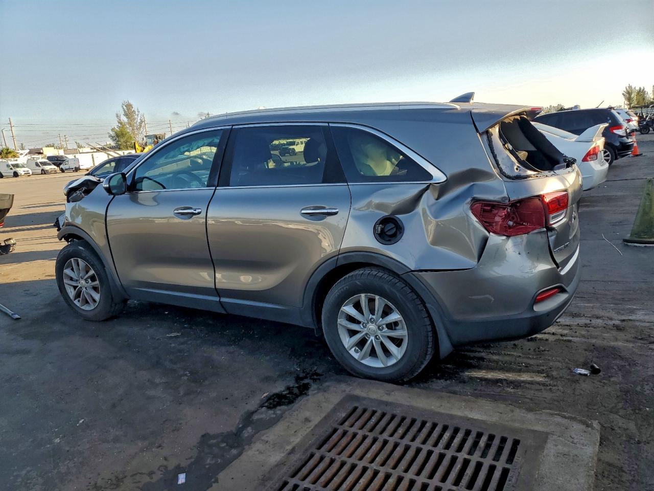 2017 KIA SORENTO LX photo 3