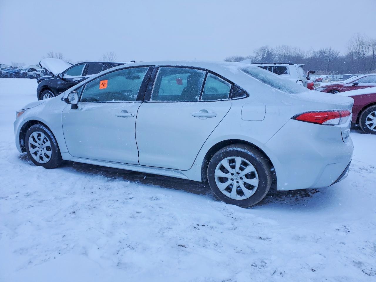 2021 TOYOTA COROLLA LE photo 2
