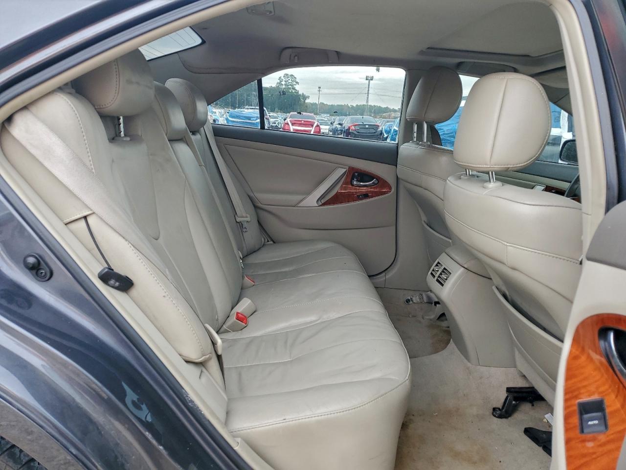 2010 TOYOTA CAMRY XLE V6 photo 10