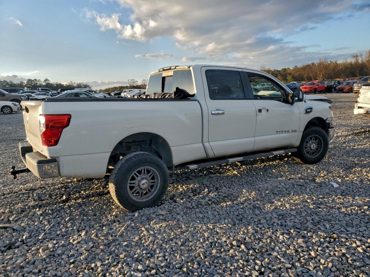 2017 NISSAN TITAN XD photo 3