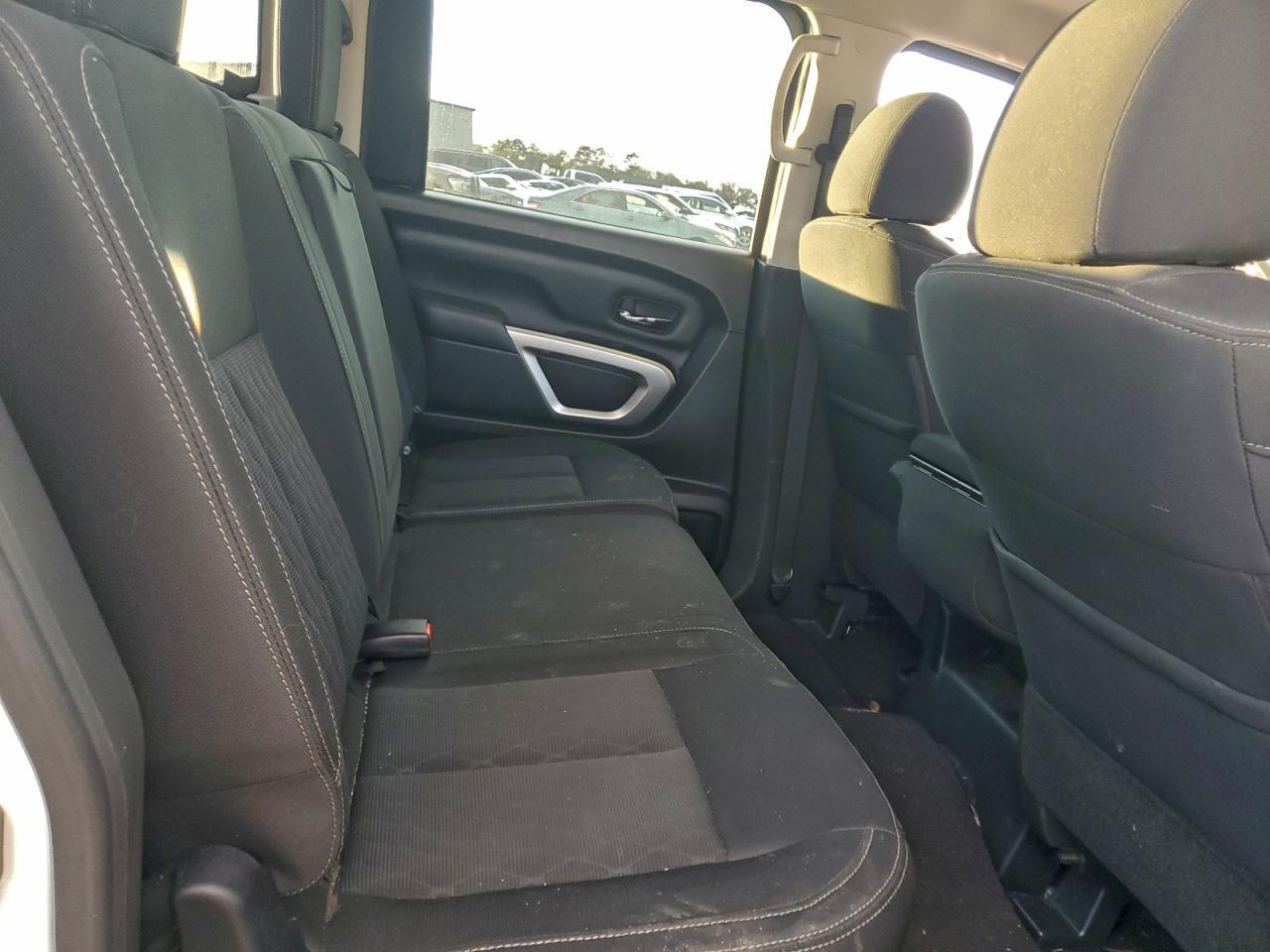 2017 NISSAN TITAN XD photo 10