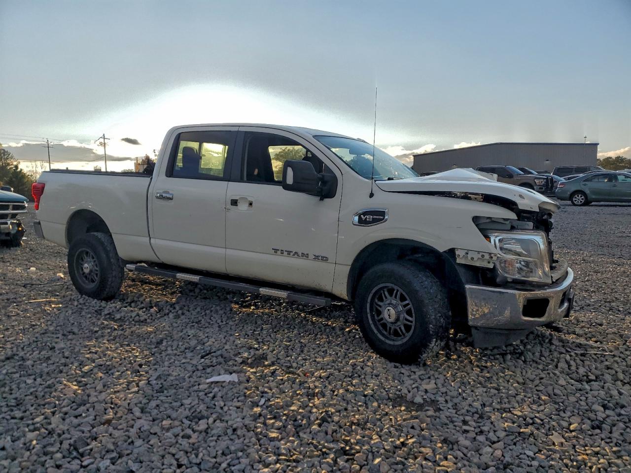 2017 NISSAN TITAN XD photo 4