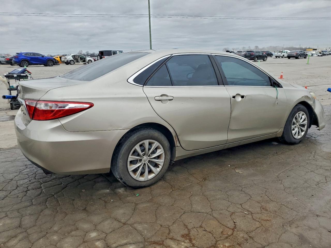 2016 TOYOTA CAMRY LE photo 3